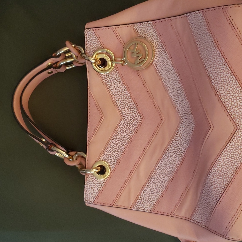 Michael kors pink hand bag